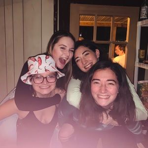 Meet your Posher, Olivia